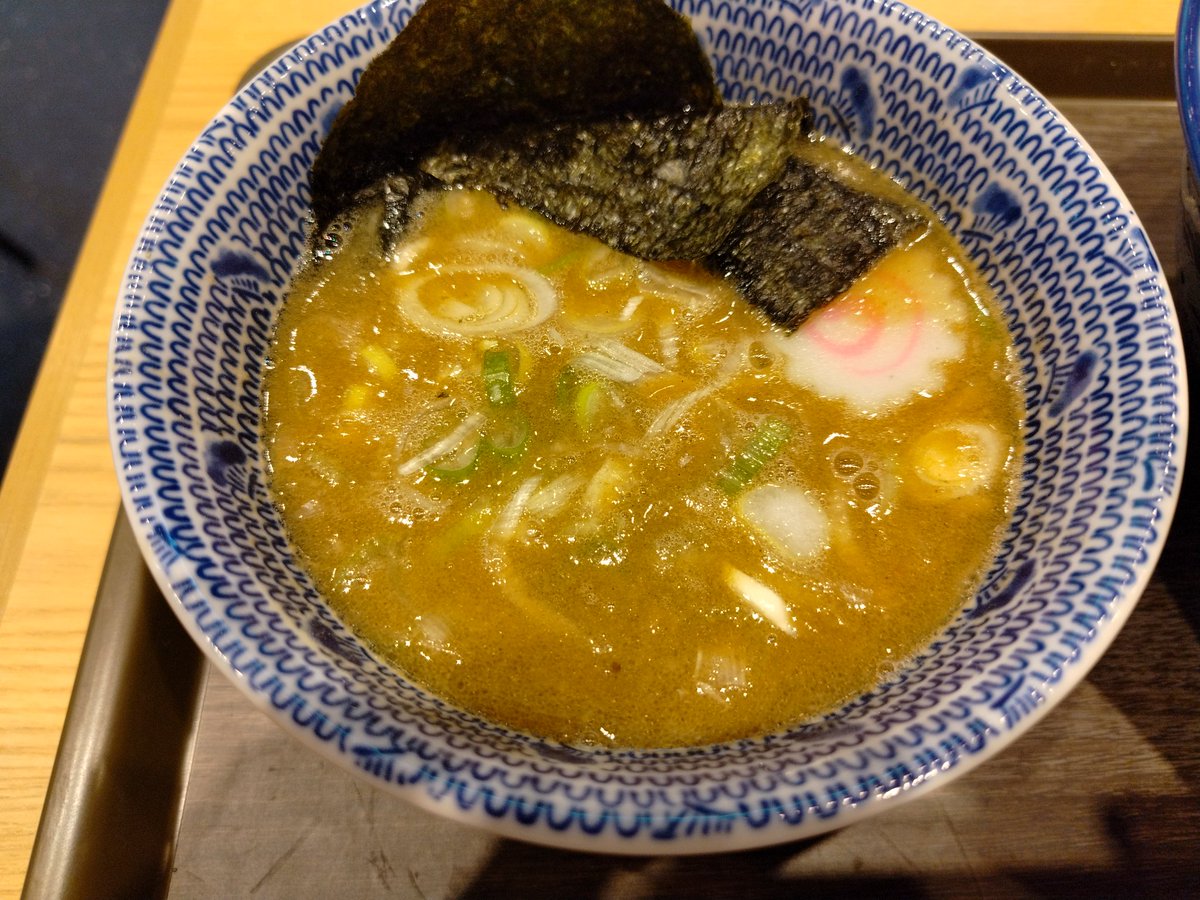 舎鈴@品川
特製つけめん＋大盛＋生七味
チープだけどそんなので良い昼飯。
ここの生七味が大好きなんだよね。
これが有るだけでグッとつけ麺の質と味が
レベルアップする。
卓上のアイテムで味変も楽しいね。
量もしっかり有って満足。
通し営業も有難い。
腹パンで死ぬほど美味かった！
#つけめん