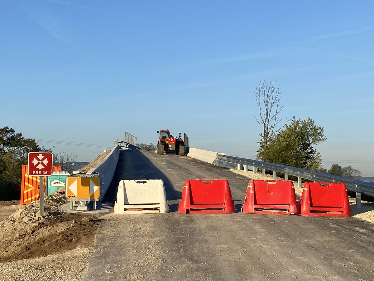 G27Marco's tweet image. Un des nouveaux #ponts du village enjambant la ligne SNCF Paris #Troyes est quasi terminé ! Électrification en marche ! Au suivant !!
