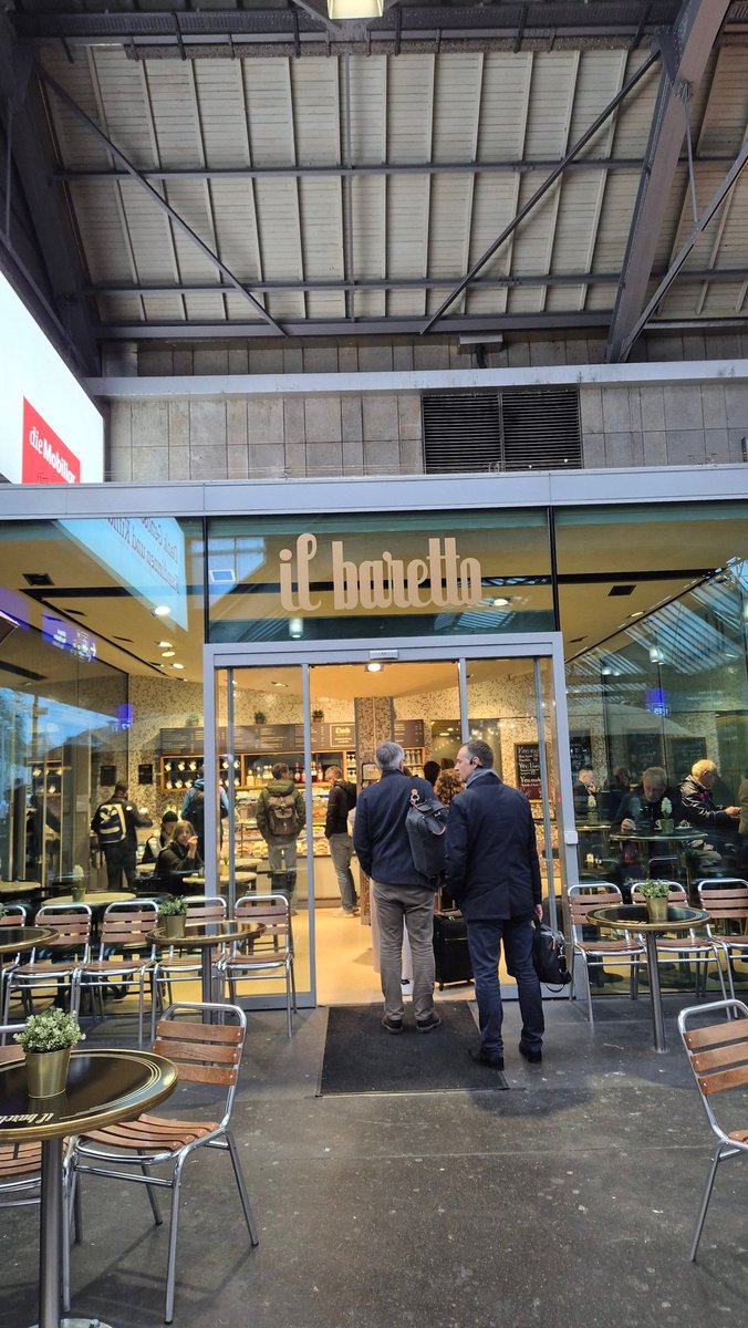 KatharinaBart's tweet image. Extremely good, fast coffee at #Zurich main station close to platforms and surprisingly affordable for the quality and given its prime location (line is out the door early morning, but goes fast, service is also very good).