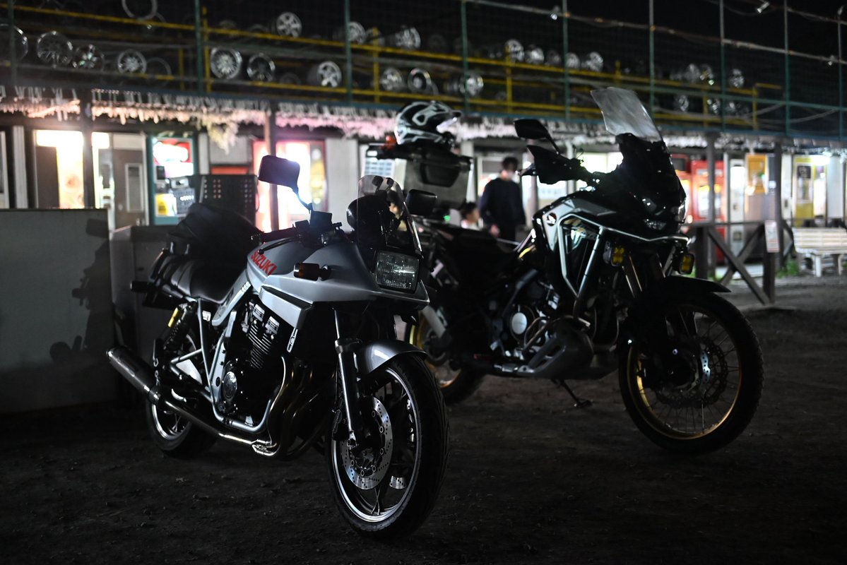 FireflySD10's tweet image. 声掛けて仲良くなった人達が全員整備士で驚いた、ここが整備主任者講習の会場ですかね？

暫く撮らないうちに写真全然上手く撮れなくて泣いた。夜とかみんなどうしてるんだろう。

#CRF1100l #アフリカツイン #Zf