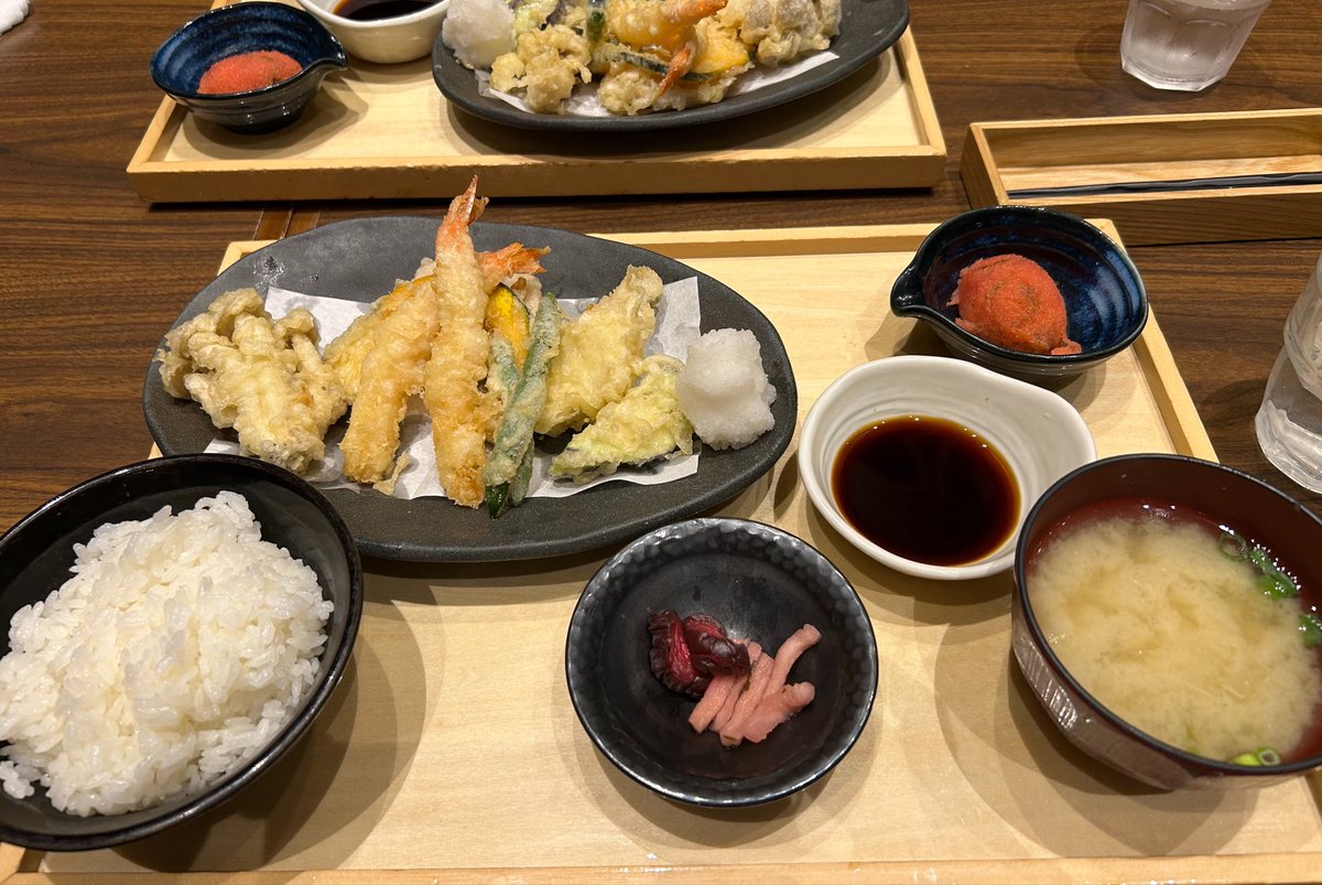 今日は母のお出掛けに付き添いです
天ぷら定食🍤で腹ごしらえをして、車椅子押しながらだけど、母とのショッピングセンターでの買い物は久々だな〜
昔はよく都内のデパートで一緒にショッピングしてました☺️