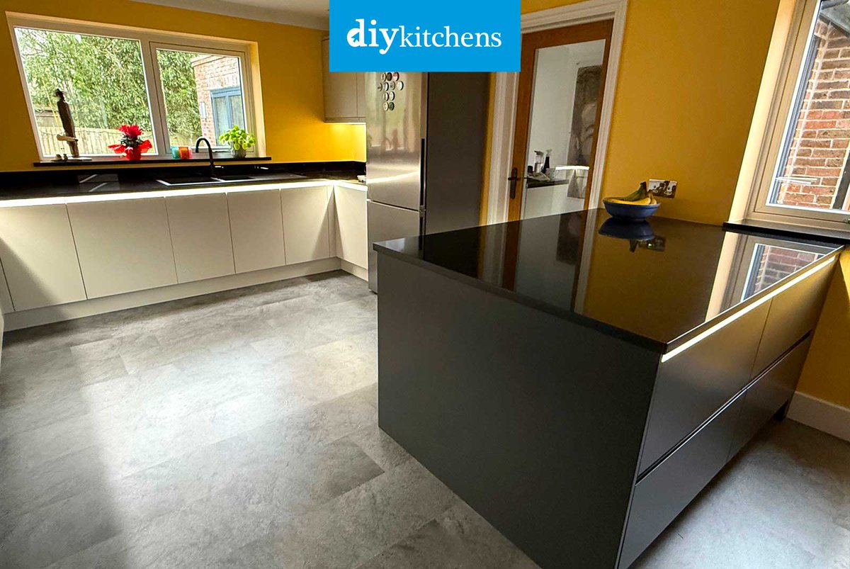 DIY_Kitchens's tweet photo. 🌟 Carol from Hampshire shows us her completed Innova Luca Matt Cashmere &amp; Carbon Handleless #kitchen, supplied by DIY Kitchens (Ref:4338) - https://t.co/lMhkfaX2cQ

Visit https://t.co/mDGIyY2X5f to see how much you could save on your dream kitchen! 

#luca #handlelesskitchens https://t.co/nA3xRq6izI
