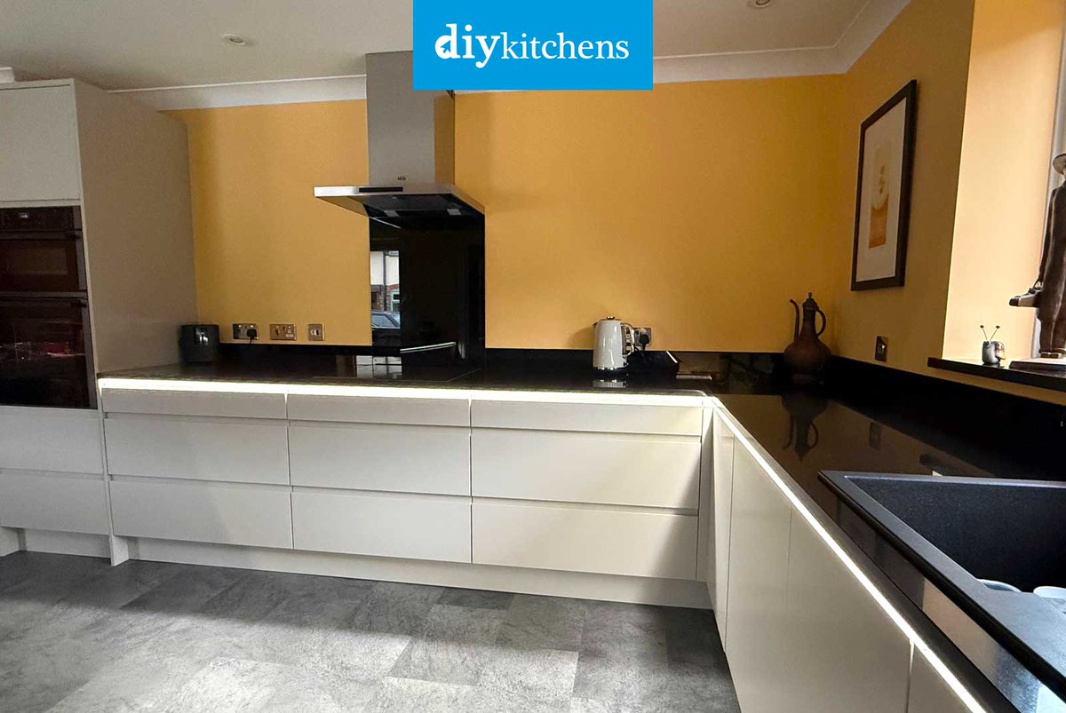 DIY_Kitchens's tweet photo. 🌟 Carol from Hampshire shows us her completed Innova Luca Matt Cashmere &amp; Carbon Handleless #kitchen, supplied by DIY Kitchens (Ref:4338) - https://t.co/lMhkfaX2cQ

Visit https://t.co/mDGIyY2X5f to see how much you could save on your dream kitchen! 

#luca #handlelesskitchens https://t.co/nA3xRq6izI