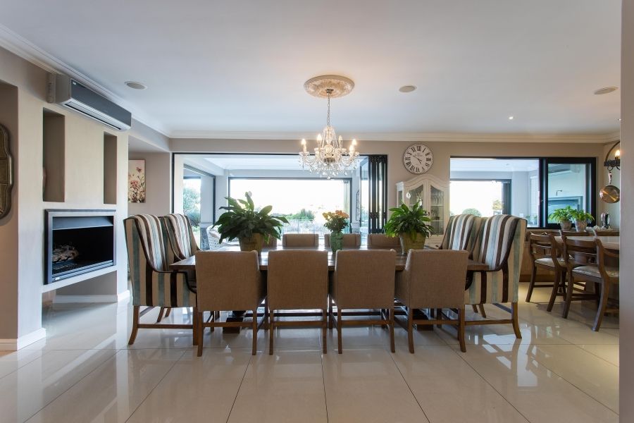 propcentralsa's tweet image. Don't miss out on this slice of paradise in Val De Vie Estate. View it now at buff.ly/FXycdt4
4 Bedrooms| 4.5 Bathrooms| 3 Garages| Pool
Follow #PropertyCentral for #EXTREME property
#DreamHome #SereneViews #FamilyHouse