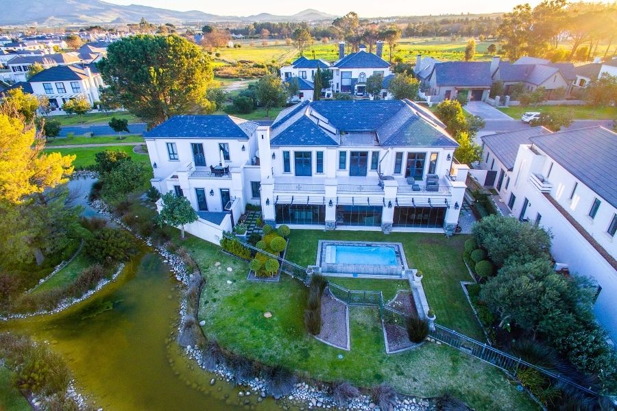 propcentralsa's tweet image. Don't miss out on this slice of paradise in Val De Vie Estate. View it now at buff.ly/FXycdt4
4 Bedrooms| 4.5 Bathrooms| 3 Garages| Pool
Follow #PropertyCentral for #EXTREME property
#DreamHome #SereneViews #FamilyHouse
