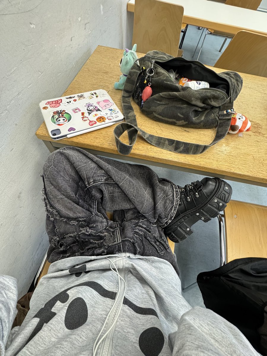 DARKTEARSS_'s tweet image. at #uni