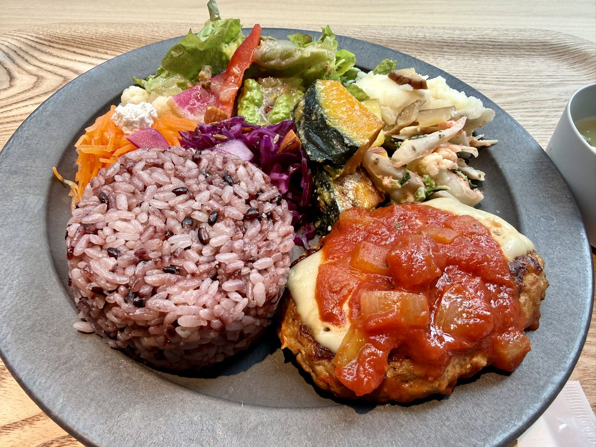 Kuro_Mike_Nuco's tweet image. サラメシはタニタカフェ
たっぷりサラダにメインのお肉かお魚料理と1〜3種類の野菜料理を選べるプレートランチ
ヘルシーです！
ヒンナヒンナ^_^

#lunch 
#tokyo