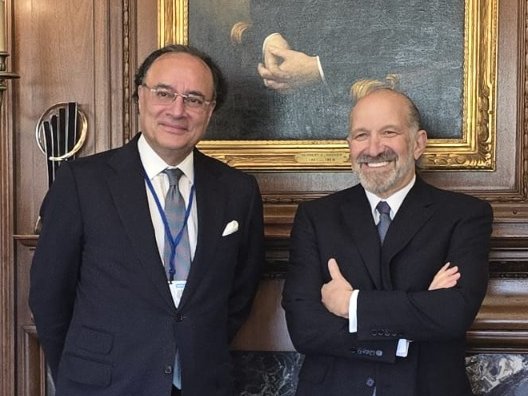RadioPakistan's tweet image. Finance Minister Muhammad Aurangzeb held a meeting with Secretary of  @CommerceGov @howardlutnick  in #WashingtonDC. They discussed avenues for deepening bilateral economic partnership, with a focus on enhancing trade, promoting investment flows, and facilitating private-sector