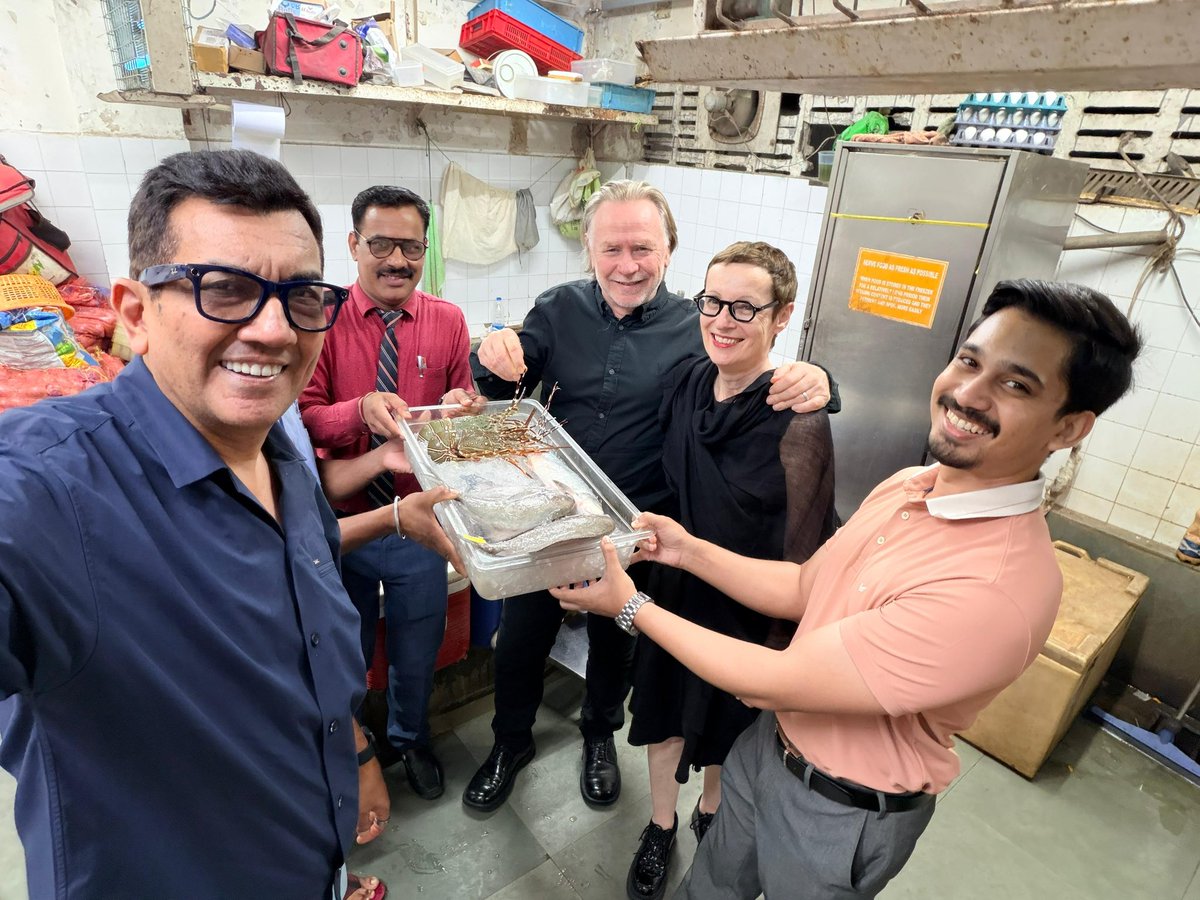 AusHCIndia's tweet image. Charmingly, super-chef @SanjeevKapoor invited me to one of his favourite #Mumbai haunts - @gajaleeofficial restaurant- for dinner with his family.  Seafood my favourite!  Great food, excellent company. 
@AusCG_Mumbai @dfat #IncredibleIndia #indianfood