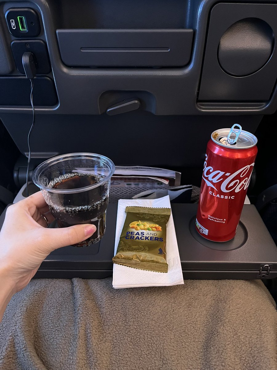 littlechikaloha's tweet photo. 8年ぶりのバリ島旅行に出発🛫🇮🇩
バリ島まではシンガポール航空で🩵1月に取った航空券、出発時刻が変更になったくらいで無事出発できてよかった~！

1年ぶりに乗ったら機内安全ビデオが新しく変わってて、コーラとスプライト頼んだら缶ごともらえました♡ https://t.co/4onLXc1BnP