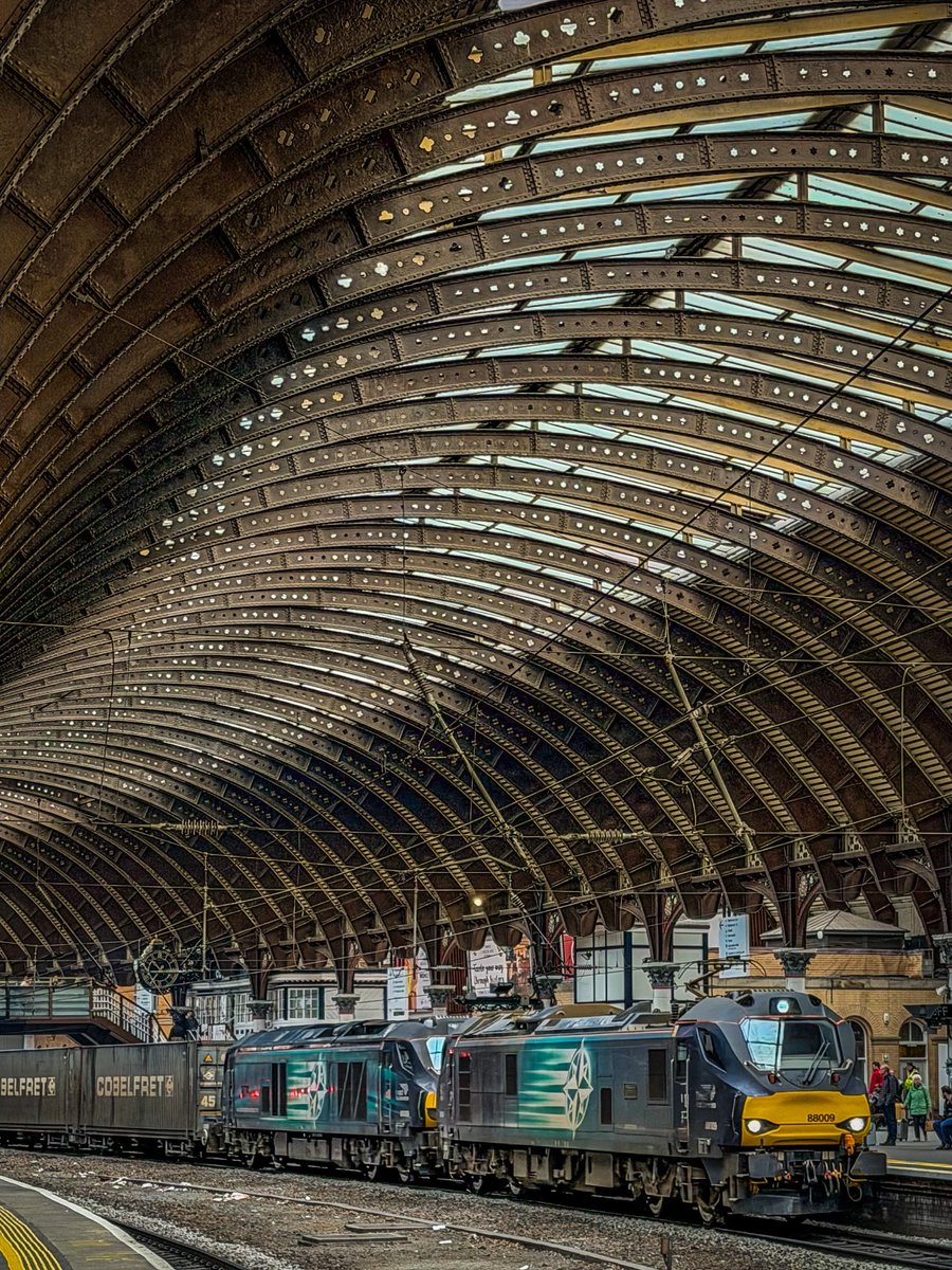 miles_chains's tweet image. 88009 ‘Diana’ &amp;amp; 68009 ‘Titan’ pass through York with 4M27, the Coatbridge to Daventry containers. This has the ultimate in bi-mode power, with 88 and 68 working together in multiple!
#Class88 #Class68 #DRS #York
