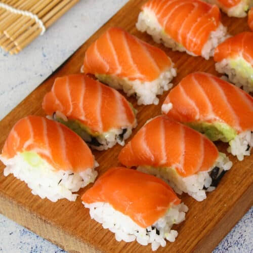 Salmon yang sekarang jadi topping sushi paling populer di dunia, dulunya ditolak mentah-mentah sama orang Jepang.
Saya mau cerita nih gimana itu bisa berubah di hari ini 😁😁😁 

Pantengin yah.