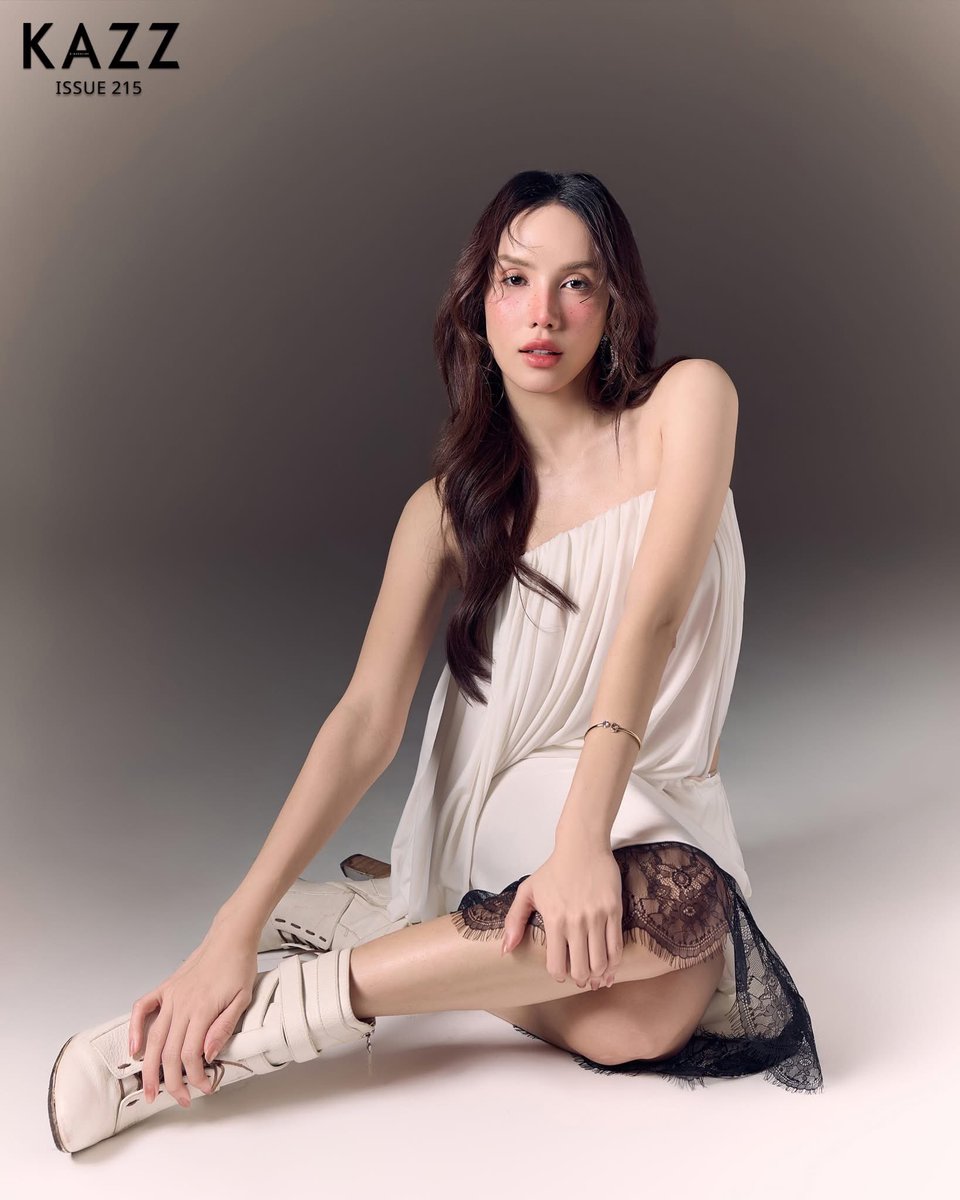 Kazzmagazine's tweet image. #KAZZxMichelle #michellebehrmann

ความสวยของสาว “มิเชล เบอร์แมนน์” ดีกรี 1st Youth Choice บนปก KAZZ MAGAZINE issue.215 จับจองความโซ๊ะนี้กันด่วน! 🤍

➖Pre-order : kazzmarket.com
➖Foreigners : worldwide.kazzmarket.com

#YouthChoiceOfTheYear2025 #มิเชลเบอร์แมนน์