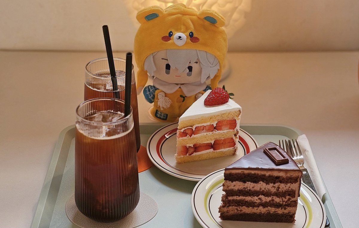 FushimiObserver's tweet photo. 파이논한테 케이크 구경시켜주기 (ㅈㄴ https://t.co/4oQgjwonjG