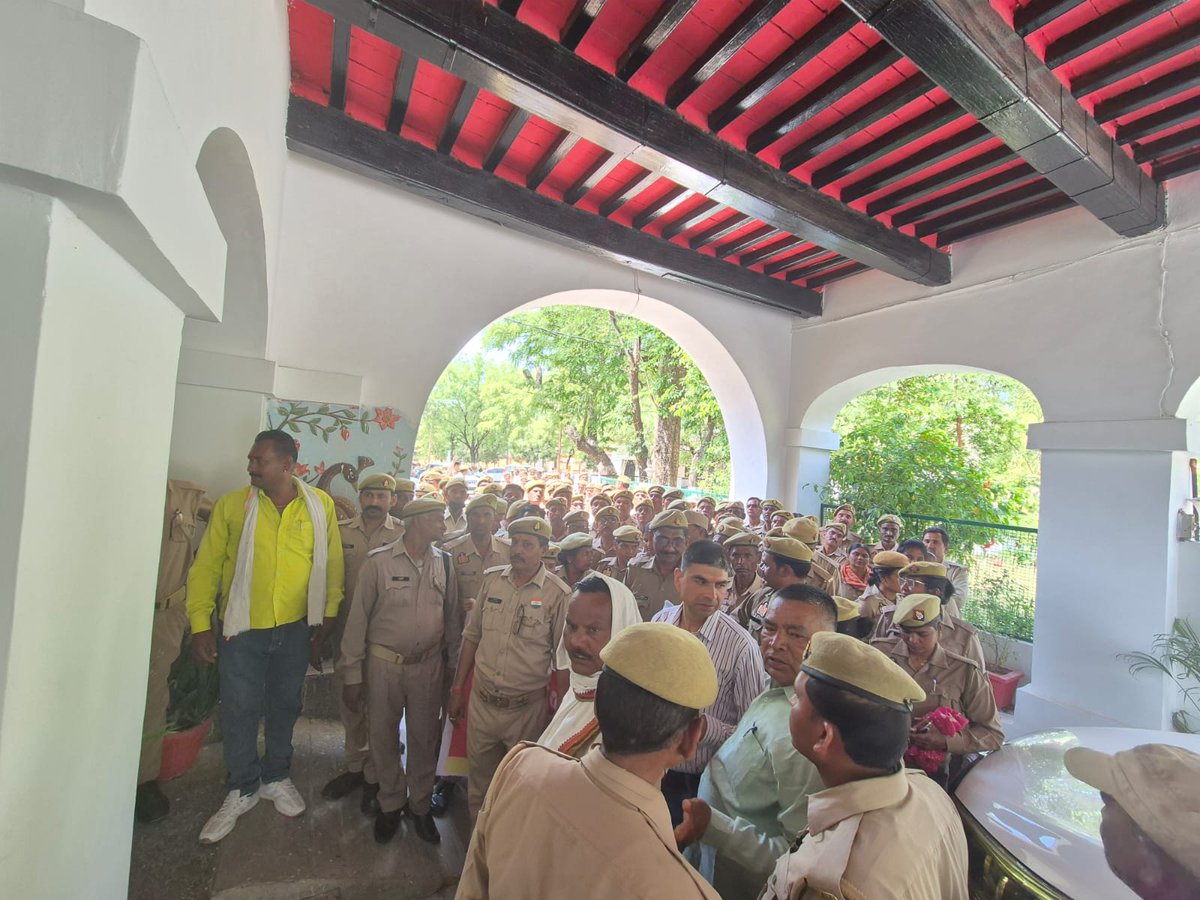 GsvermaB's tweet photo. आज जिला कलैक्ट्रेट उरई में पी.आर.डी. जवानों ने समान कार्य के लिए समान वेतन दिए जाने की मांग को लेकर को ज्ञापन सौंपा।
#PRDजवान #समानकार्यसमानवेतन #PRD #उत्तरप्रदेश #prdjawan #ViralPost #Trending #PublicIssue #EqualPay https://t.co/U4tWBwTtpW