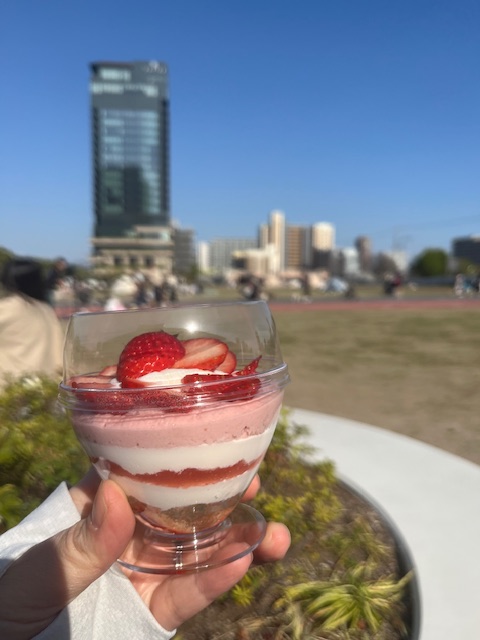 shin_osakaYH's tweet photo. こんにちは、新大阪ユースホステルなかむらです。

難波宮跡公園にある「なノにわ」に行ってきました。わんちゃんがいっぱいお散歩していました。
のんびりいちごのスイーツを堪能🍓

歴史博物館や大阪城も近いですよ。観光の際はぜひ！

大阪観光には便利な新大阪ユースホステルをご利用ください！ https://t.co/l8hO1b0D9y