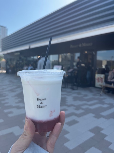 shin_osakaYH's tweet photo. こんにちは、新大阪ユースホステルなかむらです。

難波宮跡公園にある「なノにわ」に行ってきました。わんちゃんがいっぱいお散歩していました。
のんびりいちごのスイーツを堪能🍓

歴史博物館や大阪城も近いですよ。観光の際はぜひ！

大阪観光には便利な新大阪ユースホステルをご利用ください！ https://t.co/l8hO1b0D9y