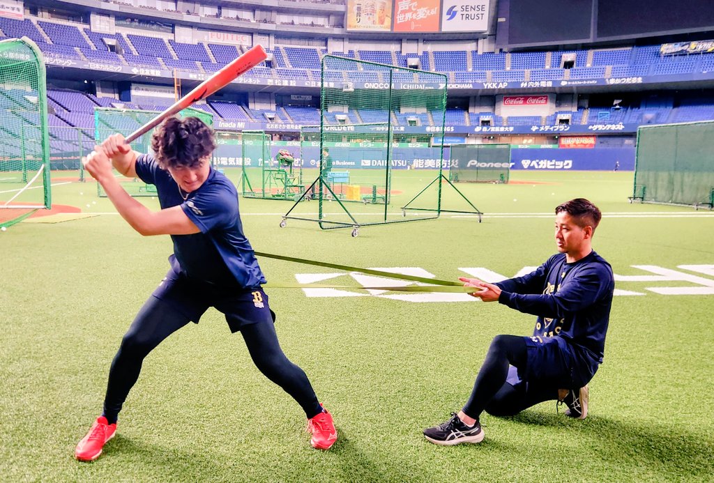 kita02YP's tweet image. 【#オリックス-#西武 4月15日➂】
早出練習
#紅林弘太郎 選手
トレーニング担当 #鈴川勝也 さん

#ベースボールキング
#Bs2026