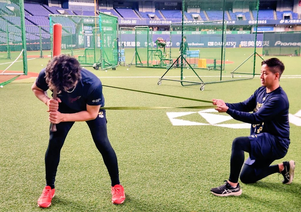 kita02YP's tweet image. 【#オリックス-#西武 4月15日➂】
早出練習
#紅林弘太郎 選手
トレーニング担当 #鈴川勝也 さん

#ベースボールキング
#Bs2026