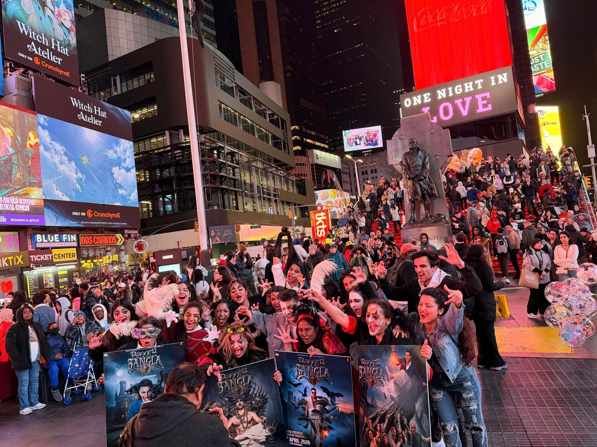 taran_adarsh's tweet image. AKSHAY KUMAR - PRIYADARSHAN REUNITE: 'BHOOTH BANGLA' MAKES A SPLASH AT TIMES SQUARE – BOOKINGS OPEN NOW... From #India to the iconic #TimesSquare in #NewYork, #BhoothBangla hysteria is spreading far and wide.

Fans, dressed in spooky avatars, have showcased their love and