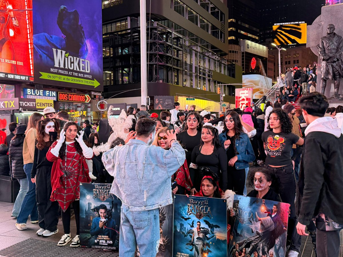 taran_adarsh's tweet image. AKSHAY KUMAR - PRIYADARSHAN REUNITE: 'BHOOTH BANGLA' MAKES A SPLASH AT TIMES SQUARE – BOOKINGS OPEN NOW... From #India to the iconic #TimesSquare in #NewYork, #BhoothBangla hysteria is spreading far and wide.

Fans, dressed in spooky avatars, have showcased their love and