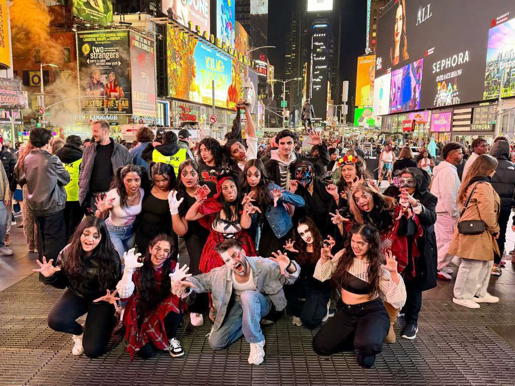 taran_adarsh's tweet image. AKSHAY KUMAR - PRIYADARSHAN REUNITE: 'BHOOTH BANGLA' MAKES A SPLASH AT TIMES SQUARE – BOOKINGS OPEN NOW... From #India to the iconic #TimesSquare in #NewYork, #BhoothBangla hysteria is spreading far and wide.

Fans, dressed in spooky avatars, have showcased their love and