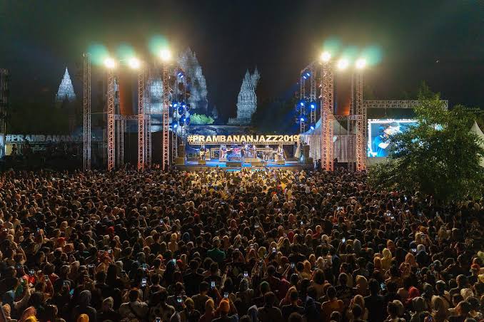 gaonsites's tweet photo. RETWEETING BY OFFICIAL ACC GUYS ITS REALLY OFFICIAL 😭😭😭😭😭😭😭 XDINARY HEROES KE JOGJAAAAAA 😭😭🥹🤍🤍🤍 PERFORMING PLUTO AND VOYAGER AND AND AND THEIR OTHER SONGS IN FRONT OF THIS BEAUTIFUL CANDI PRAMBANAN CAN YOU IMAGINEEEEE 😭😭😭😭 https://t.co/Zy8OW8OV8a