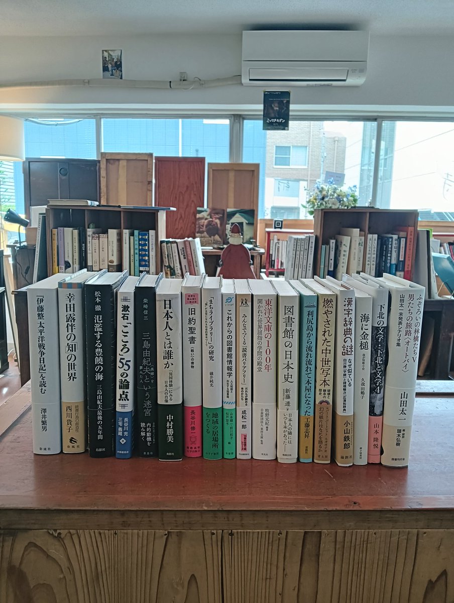 文学や、図書館についての本を棚だししました。回れ〜！