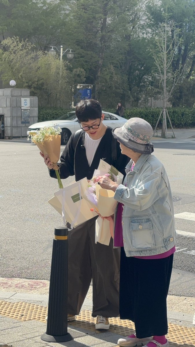 허니 안녕 👋🏻ㅋㅋㅋ 
나 생각 나서  찌거 준 동생덕에  
영옥 할머니랑  투샷  구경 조타