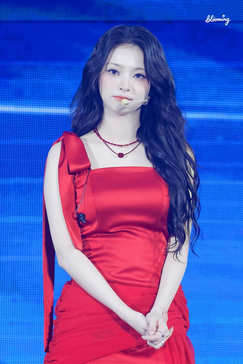 bloomingf9's tweet photo. 〖HQ〗260130 콘서트

#fromis_9 #프로미스나인 
#이나경 #LeeNaGyung https://t.co/tnaqMMPRL5