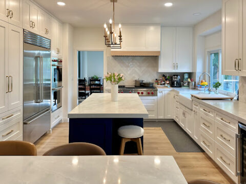 APluskitchen's tweet image. Bold. Bright. Beautiful. ✨
This modern kitchen remodel in Santa Ana blends crisp white cabinetry, a striking navy island, and sleek finishes for a perfect balance of style and function. 👉 aplushomeimprovements.com/bold-modern-ki…  #KitchenRemodel #ModernKitchen #HomeDesign
