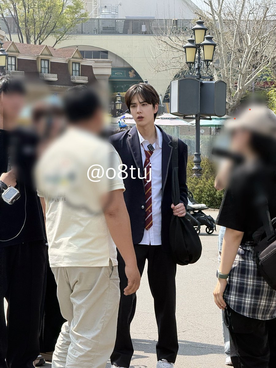 후니미니 둘 다 교복 입고 촬영하다가 목격담 뜨는 거 너믜 좋다... 교복 더 입자...