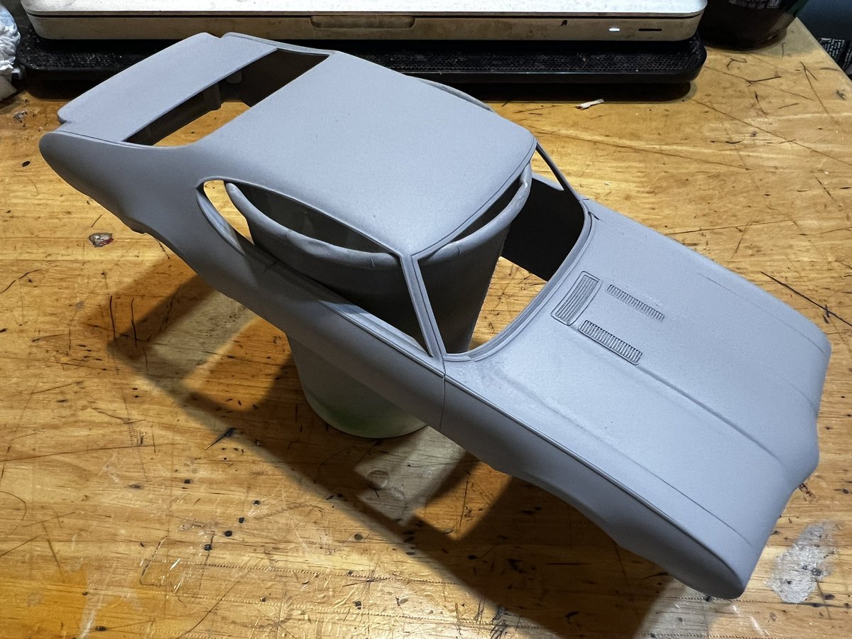 Oldsの442を作ります。
ドラッグカーとしてくるのでカウルっぽくしたいのでエンブレムなど全部取っ払って、バンパーとかすべて一体にしました。