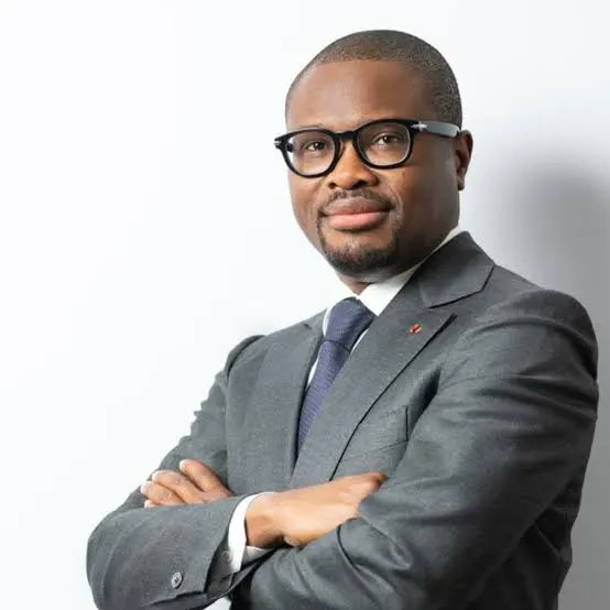 Le nouveau président du Bénin, Romuald Wadagni, possède un parcours académique international solide, centré sur la finance.
1. Formation initiale au Bénin: un baccalauréat en sciences (math).
2. Études supérieures en France: études à l’École supérieure des affaires de Grenoble