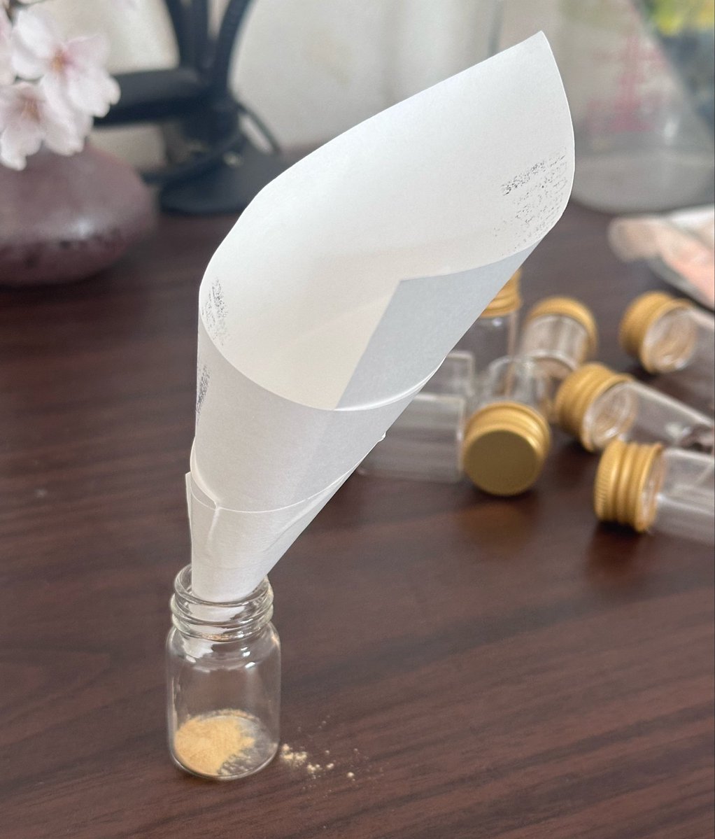 絵の具を瓶に移してました❗️

小瓶に入れれば画材の移動も簡単ですね✨