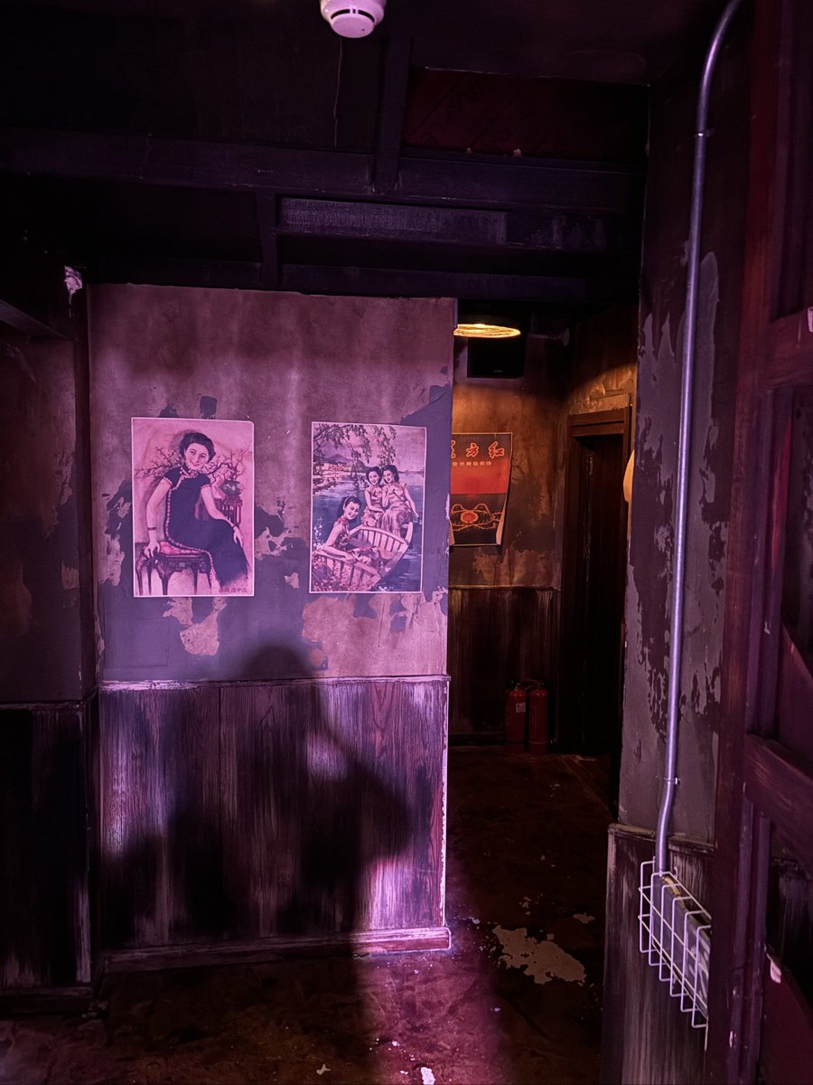 doublet21699910's tweet image. Locked Room Alert!  Stuck in a mysterious room with coded clues, hidden keys, and a 60-min timer  Team up, crack puzzles, escape before time’s up!  Tag your escape buddy—who’s brave enough