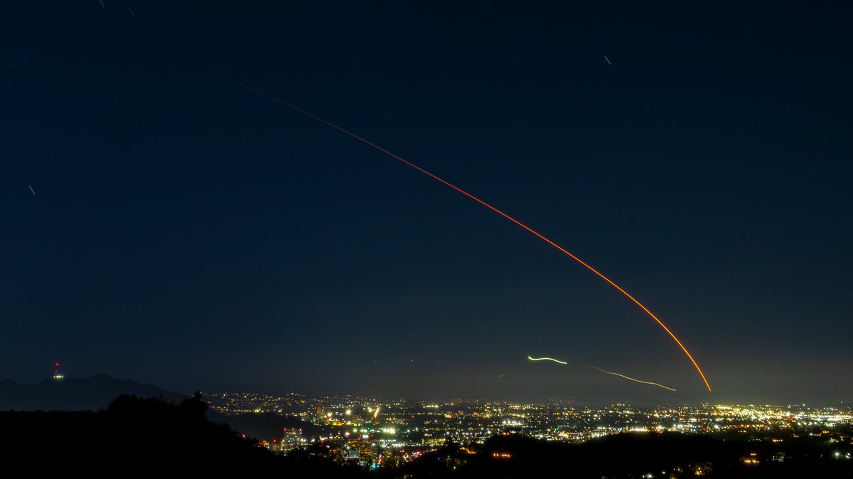 ShorealoneFilms's tweet image. (2) Another batch of @SpaceX @Starlink sat’s blast off from Vandenberg Space Force Base  @SLDelta30 on the #STARLINK 17-27 Mission w/ Booster B1082.21 making its 21st trip to Space &amp;amp; back, WELL DONE!! Photos from above #Glendale #CA 04-14-26