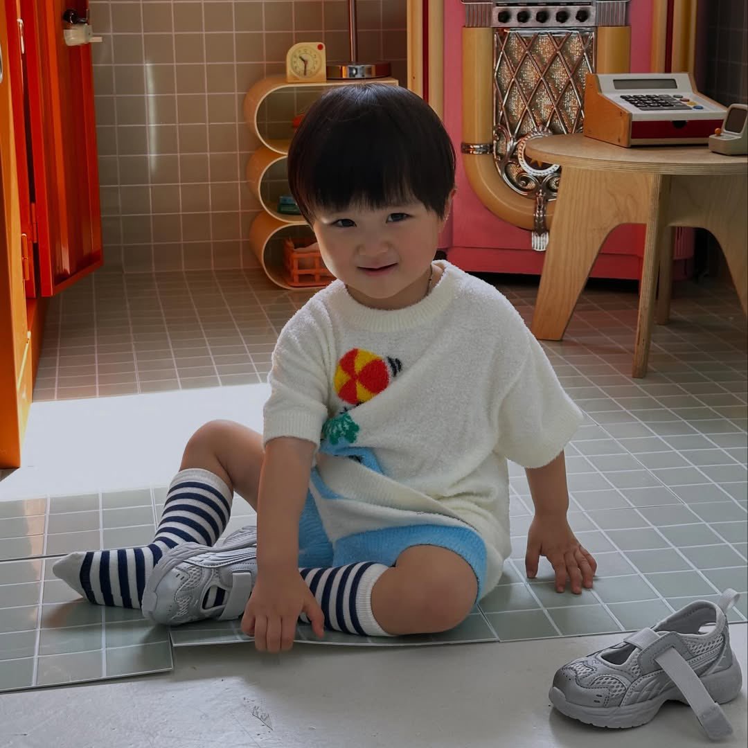 新しいくっく履いて楽しそうなユホ🥹🥹将来メインダンサー担当だなw w w w