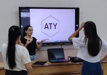 proyectoATY's tweet photo. La universitaria Tomasa Barrios, presidenta del Centro de Estudiantes de la FCEA @UncConcepcion, ha visitado el laboratorio #ATY para conocer sobre su funcionamiento, realizar preguntas sobre acceso y beneficios entre otros puntos de interés para el alumnado en general. https://t.co/mfRa4wUyIM