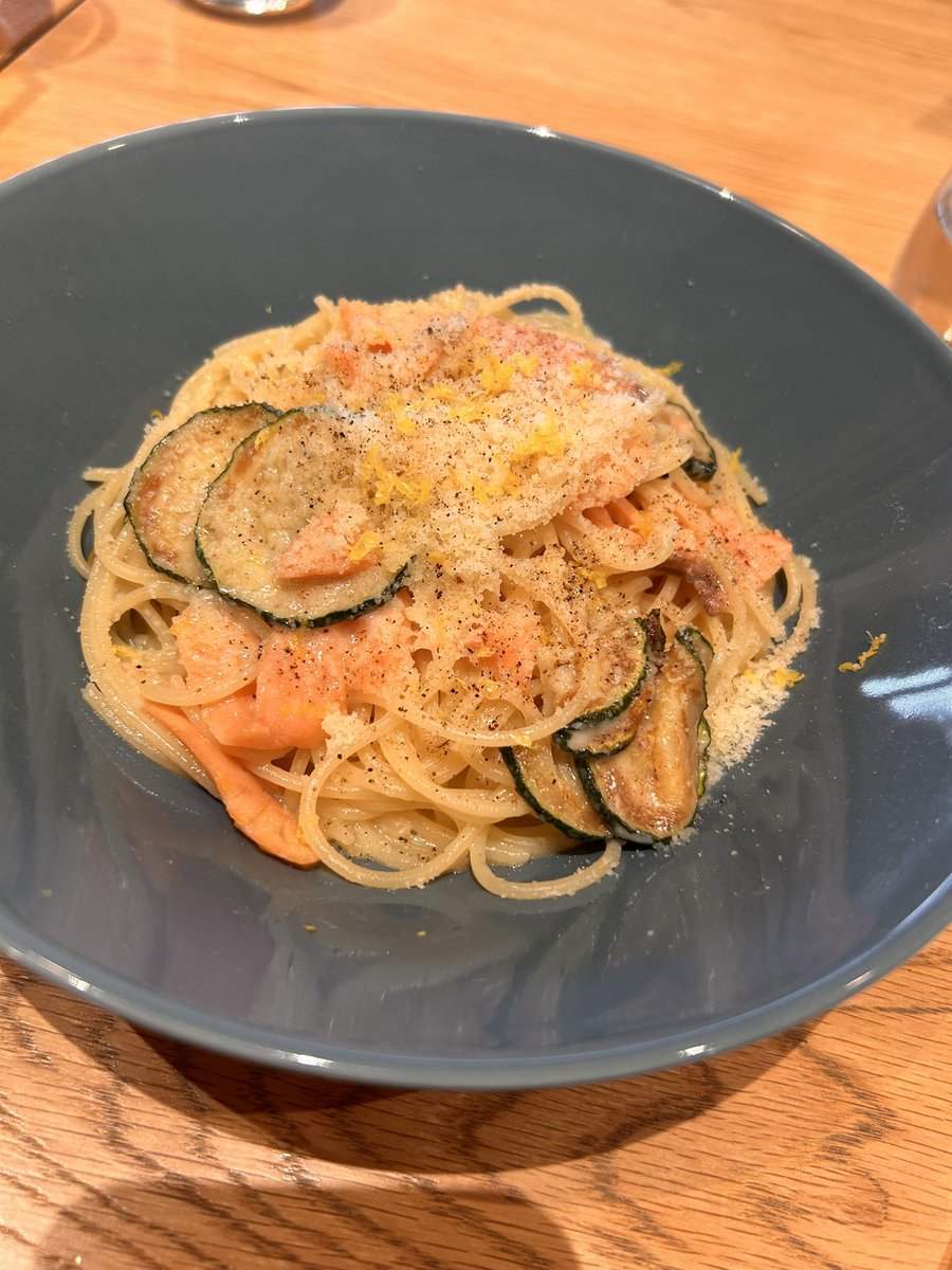 エスコーン⚾️︎ ̖́-  おおきーい！！！
スモークサーモンのレモン風味パスタ美味しかった〜🐟🍋♡( ˊ༥ˋ  )  これからホテル行くぞぉー🚗³₃