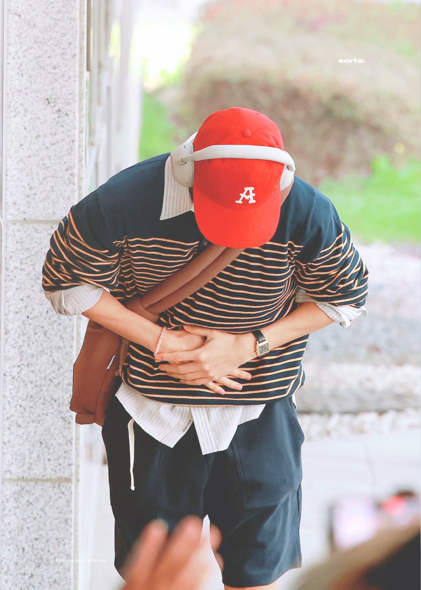 예의바른 곰돌잉🧸🙇‍♂️

260415 태형 출국 HQ  
#V #뷔 #TAEHYUNG #태형