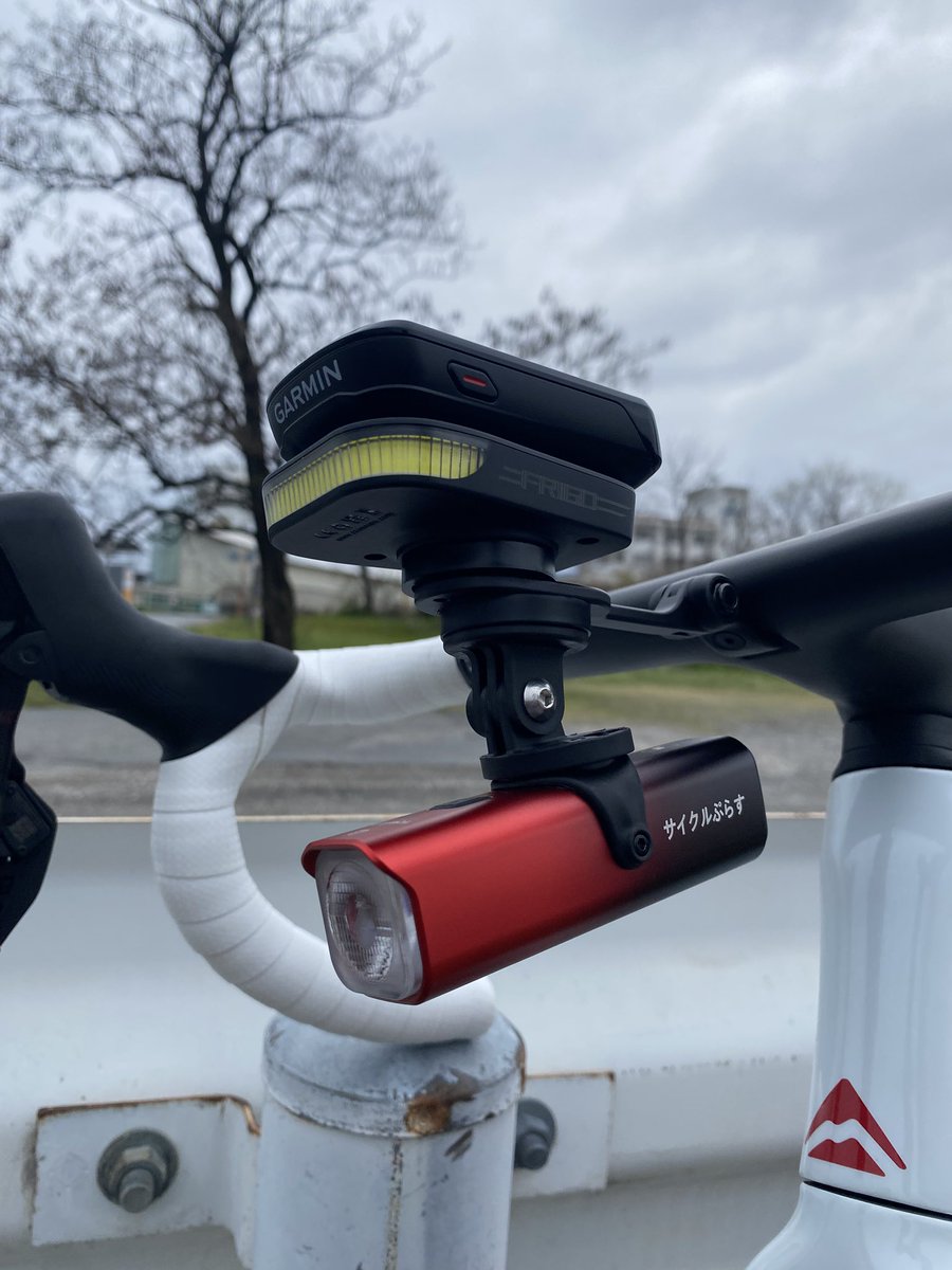 cycle_plus_yb's tweet image. ちょっと前にメリダ純正のマウントからレックマウントへ変更したんだけど替えて正解だった。
ライトの取付位置がハンドルに近づいたことと固定力のおかげで段差等の衝撃でライトの角度が変わってしまうことがなくなった。
あとベルもスマートに取付できて良き👍