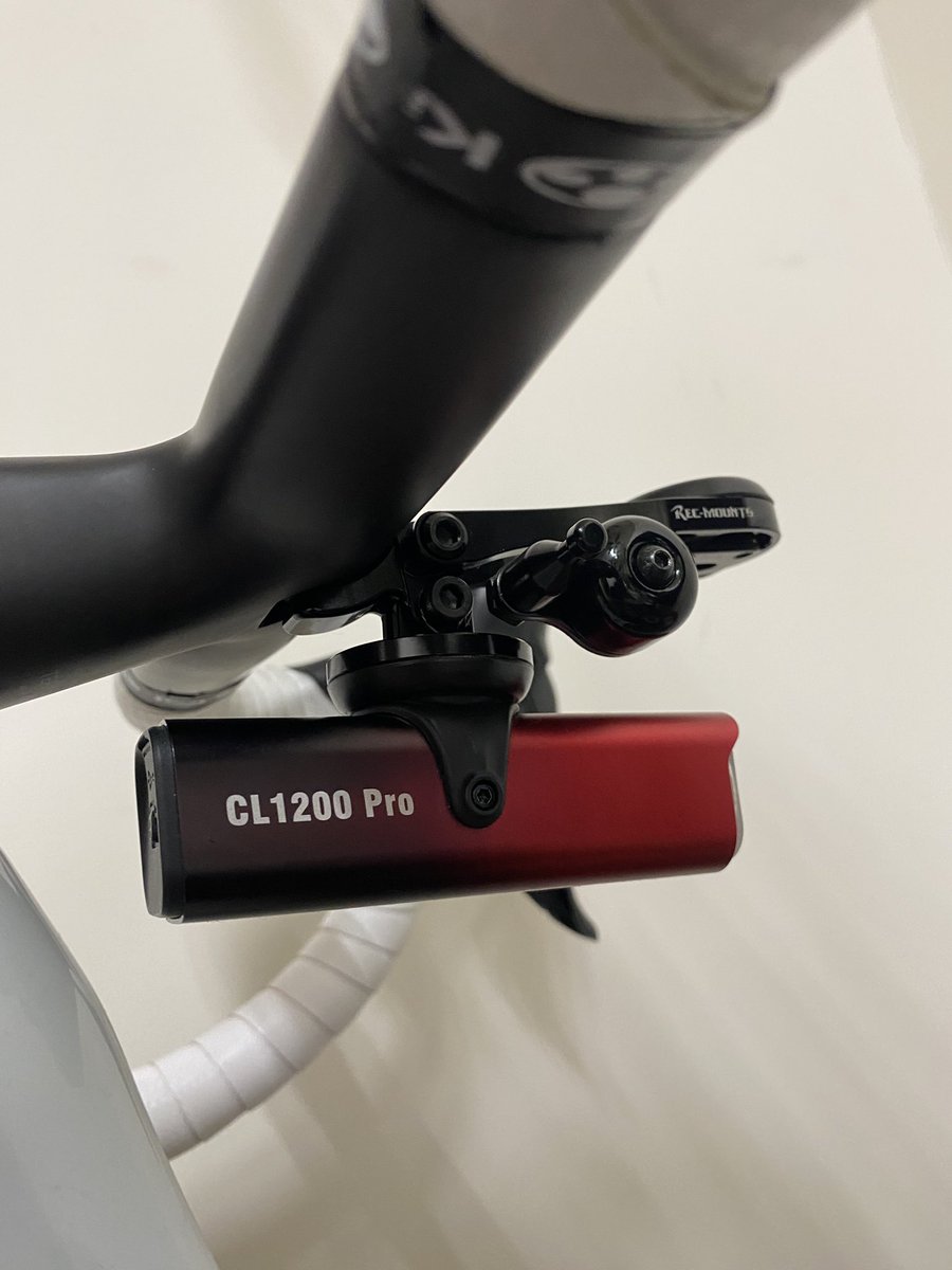 cycle_plus_yb's tweet image. ちょっと前にメリダ純正のマウントからレックマウントへ変更したんだけど替えて正解だった。
ライトの取付位置がハンドルに近づいたことと固定力のおかげで段差等の衝撃でライトの角度が変わってしまうことがなくなった。
あとベルもスマートに取付できて良き👍