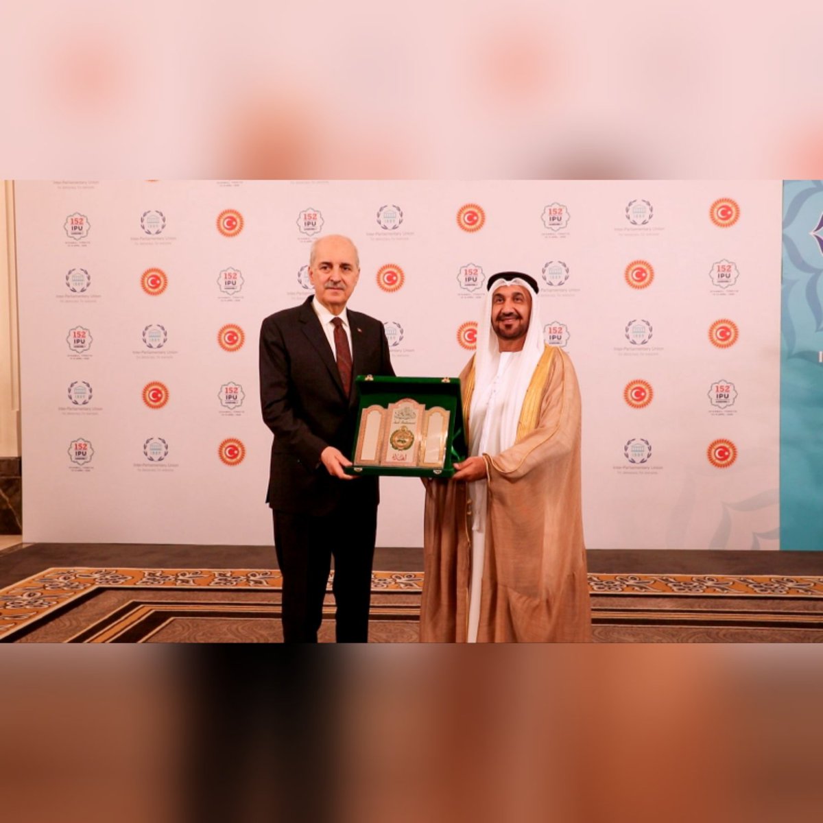 arabparlment's tweet photo. قبيل مشاركته في اجتماعات الاتحاد البرلماني الدولي في اسطنبول
رئيس البرلمان التركي يستقبل رئيس البرلمان العربي ويتفقان على مسارات مشتركة لتعزيز العلاقات البرلمانية العربية التركية

استقبل معالي الدكتور نعمان قورتولموش رئيس الجمعية الوطنية الكبرى بالجمهورية التركية معالي السيد محمد بن أحمد اليماحي رئيس البرلمان العربي والوفد المرافق له، في مدينة اسطنبول التركية، وذلك قبيل مشاركة وفد البرلمان العربي في اجتماعات الجمعية الـ 152 للجمعية العامة للاتحاد البرلماني الدولي، والتي تعقد في مدينة اسطنبول خلال الفترة من 15 إلى 19 أبريل 2026م.

وتناول اللقاء سبل تعزيز العلاقات البرلمانية العربية التركية، حيث أشار "اليماحي" إلى أن هذا هو اللقاء الأول من نوعه بين رئيس البرلمان العربي ورئيس البرلمان التركي،  وهو ما يمثل فرصة مهمة لتدشين علاقات برلمانية قوية بين الجانبين، مضيفًا أن التقارب الثقافي والديني والتاريخي والجغرافي بين العالم العربي وتركيا يشكل رصيدًا مهمًا لتعزيز هذا المسار على المستوى البرلماني.

وأعرب "اليماحي" عن تقدير البرلمان العربي لمبادرة رئيس الجمعية الوطنية التركية بإنشاء "مجموعة البرلمانات الداعمة لفلسطين"، ودعوته للمشاركة في اجتماعها الثاني في إسطنبول، مؤكدًا أن التطورات الخطيرة التي تمر بها القضية الفلسطينية في الوقت الحالي تستدعي تعاونًا وتنسيقًا مستمرًا في المواقف بين العالمين العربي والإسلامي.

كما تطرق رئيس البرلمان العربي في مباحثاته إلى التصعيد العسكري غير المسبوق الذي شهدته المنطقة في الفترة الأخيرة، وأشار بشكل خاص إلى الاعتداءات الإيرانية السافرة التي طالت عددًا من الدول العربية ومثَّلت تهديدًا مباشرة لأمنها واستقرارها واستهدفت منشآت بنيتها التحتية.

ومن جانبه، أكد معالي الدكتور نعمان قورتولموش رئيس الجمعية الوطنية الكبرى بالجمهورية التركية حرصه الشديد على تطوير العلاقات مع البرلمان العربي على كافة المستويات، وتطلعه إلى اتخاذ إجراءات عملية في القريب العاجل تعكس هذا التقارب على أرض الواقع، مشددًا على أن التطورات الخطيرة التي تمر بها المنطقة تستدعي توحيد الصفوف ودعم كافة الجهود التي تهدف إلى تحقيق الأمن والاستقرار في المنطقة، والتخفيف عن معاناة شعوبها، وخاصة الشعب الفلسطيني، مؤكدًا أن القضية الفلسطينية ستظل القضية الأساسية للعالمين العربي والإسلامي.

واتفق الجانبان على عدد من المسارات المشتركة لتعزيز العلاقات البرلمانية العربية التركية على المستوى الجماعي، منها التوقيع على مذكرة تعاون مشترك بين البرلمان العربي والجمعية الوطنية الكبرى بتركيا، وتبادل الزيارات، وعقد اجتماعات مشتركة بين اللجان النظيرة، وتنسيق المواقف في المحافل البرلمانية الإقليمية والدولية التي يشارك فيها الجانبان. 

حضر اللقاء معالي النائب سعيد بن حمد بن هلال السعدي نائب رئيس البرلمان العربي، ومعالي النائب أيمن نقرة رئيس لجنة الشؤون الخارجية والسياسية والأمن القومي، ومعالي الدكتورة أحلام اللافي رئيسة لجنة الشؤون الاجتماعية والتربوية والثقافية والمرأة والشباب، ومعالي الدكتورة حنان الفتلاوي عضو البرلمان العربي. ومن الأمانة العامة سعادة المستشار كامل محمد فريد شعراوي الأمين العام للبرلمان العربي، والدكتور أشرف عبدالعزيز المستشار السياسي لرئيس البرلمان العربي ومدير إدارة العلاقات 
الخارجية.

فيديو الخبر
https://t.co/qvJwceQTO2