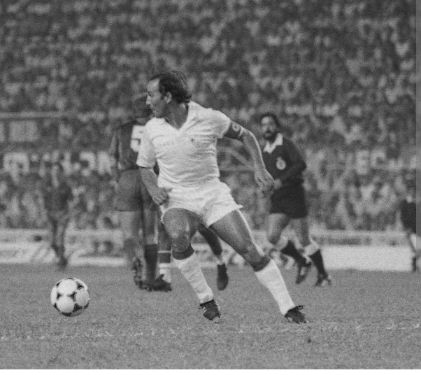 Cuando cantamos "el equipo de la CASTA Y CORAJE" cantamos a jugadores como CURRO SAN JOSÉ, los que llevaban el Escudo grabado en la piel. 16 temporadas y 373 partidos oficiales como sevillista, Dorsal de Leyenda y símbolo del Sevillismo. Descanse en el Cielo Sevillista.
