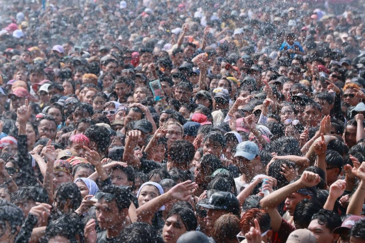 MoeSatKhinn's tweet photo. Catching the energy! 🇲🇲💦
Highlights from the massive crowds on Akyat Day (15.4.2026), the second day of water throwing in the 2026 Thingyan Festival.
#Thingyan2026 #MyanmarNewYear #Yangon #Mandalay #NayPyiTaw #mitv @ASEAN @UNESCO @FortifyRights @NHKWORLD_News https://t.co/CRkqzKG8dM