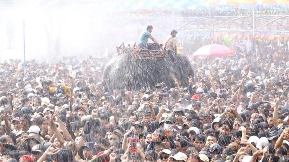 MoeSatKhinn's tweet photo. Catching the energy! 🇲🇲💦
Highlights from the massive crowds on Akyat Day (15.4.2026), the second day of water throwing in the 2026 Thingyan Festival.
#Thingyan2026 #MyanmarNewYear #Yangon #Mandalay #NayPyiTaw #mitv @ASEAN @UNESCO @FortifyRights @NHKWORLD_News https://t.co/CRkqzKG8dM