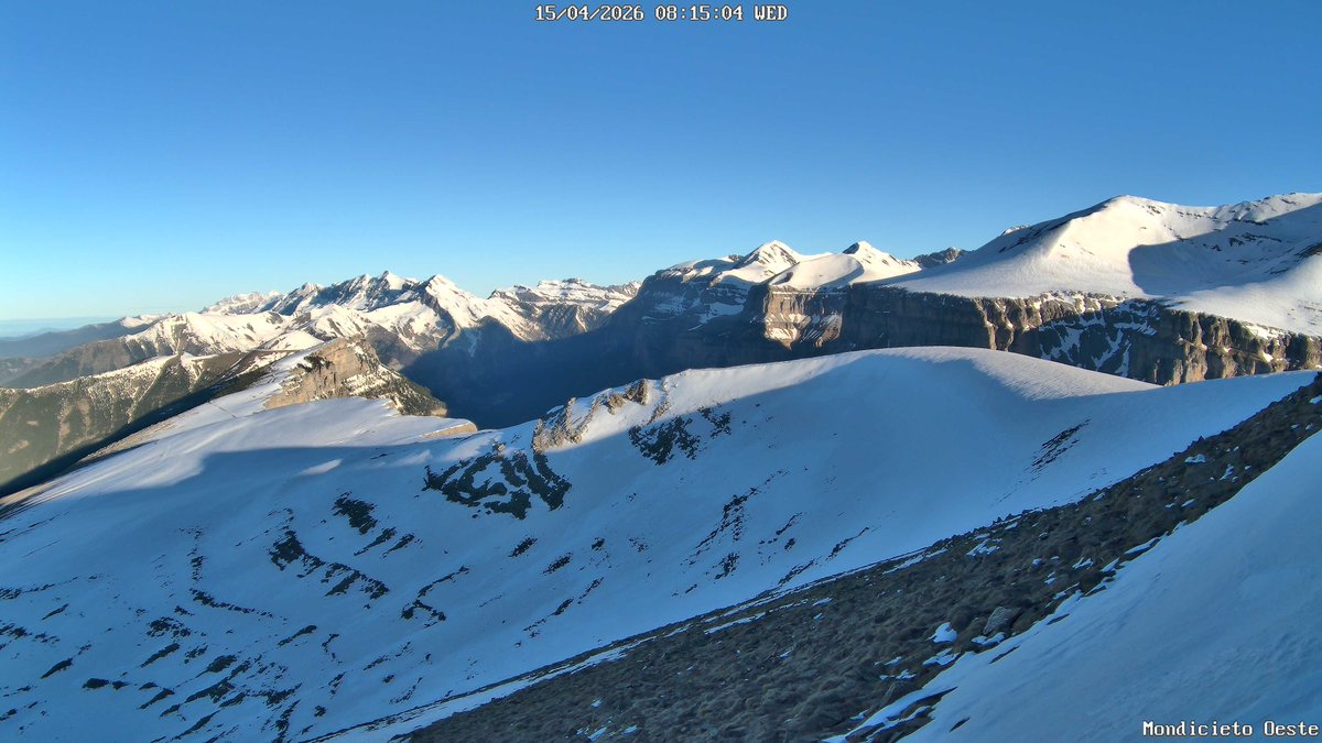 meteobenas's tweet photo. Amanece en #Benasque con mínima de 3,7ºC. Viento ya en calma.
#Cogulla marca 3,7ºC tras mínima de -0,7ºC. Rachas por encima de 50km/h aún. https://t.co/6xKDX274s4