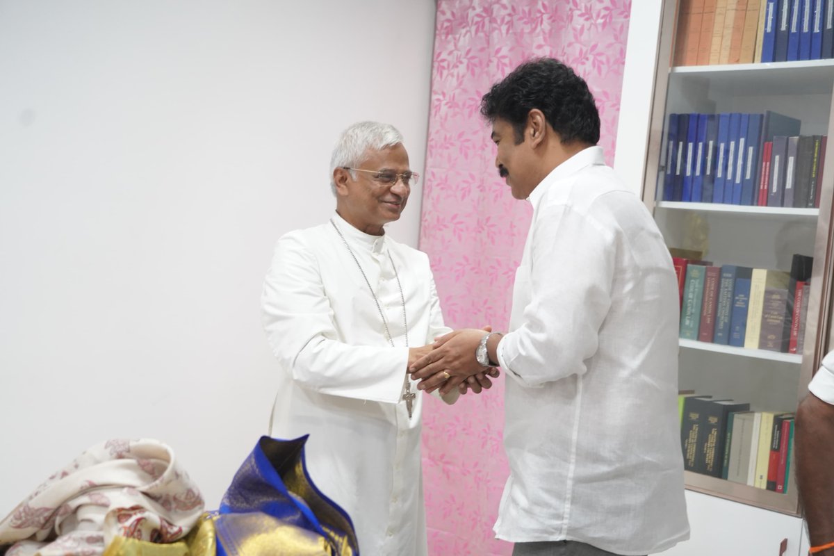 மதுரையில் உள்ள தென்னிந்திய ரோமன் கத்தோலிக்க திருச்சபை  தலைமை போதகர் மேதகு ஆன்டனிசாமி அவர்களை பாசமிகு அண்ணன் திரு. <a href="/SellurKRajuoffl/">Sellur K Raju</a> ,வடக்கு தொகுதி வேட்பாளர் திரு.சரவணன் மற்றும் நிர்வாகிகளுடன் சந்தித்த தருணம்.
#Vote4SundarC
#Sundarc4MaduraiCentral
#UngalVeetuPillaiSundarC
#Aiadmk