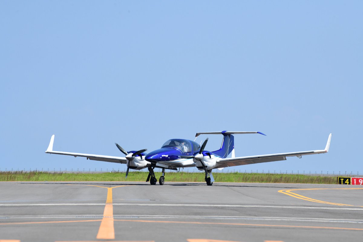 Honda_Airways's tweet photo. 本日は正面から見たDA42をご紹介!
滑走路の遠くから……だんだん……もっと近くに!📸
少しずつ近づいてくる機体の躍動感を感じていただければ嬉しいです✨
#空のHonda #本田航空 #飛行機好き #大分空港 #DA42 https://t.co/Ss5fVgGNQ9